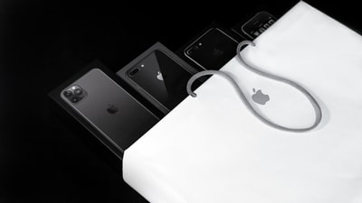 白色macbook上的黑色iphone 7